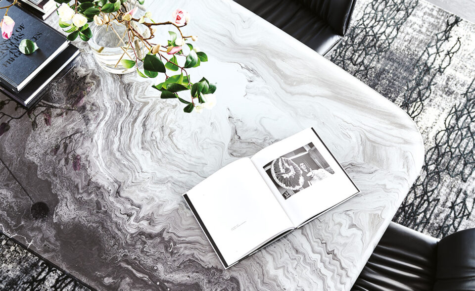 Planer Crystalart de Cattelan Italia, une table design haut de gamme en verre décoratif et acier laqué, alliant élégance, modernité et savoir-faire italien.