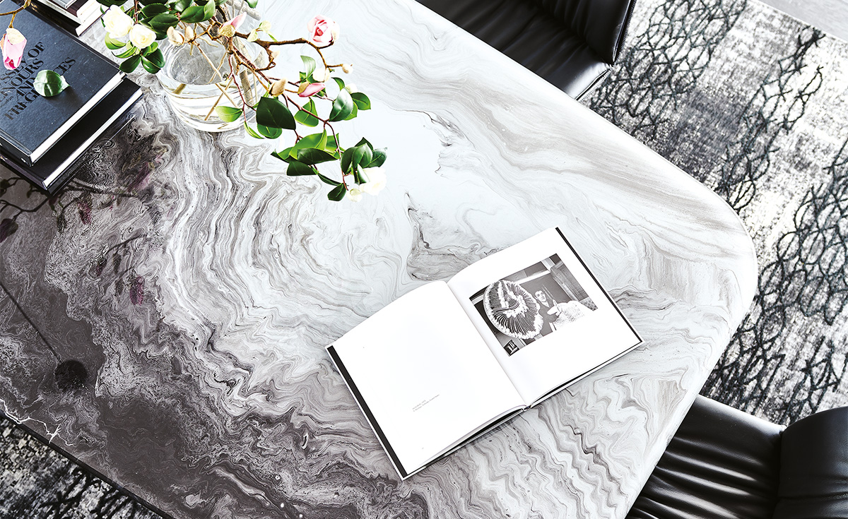 Planer Crystalart de Cattelan Italia, une table design haut de gamme en verre décoratif et acier laqué, alliant élégance, modernité et savoir-faire italien.