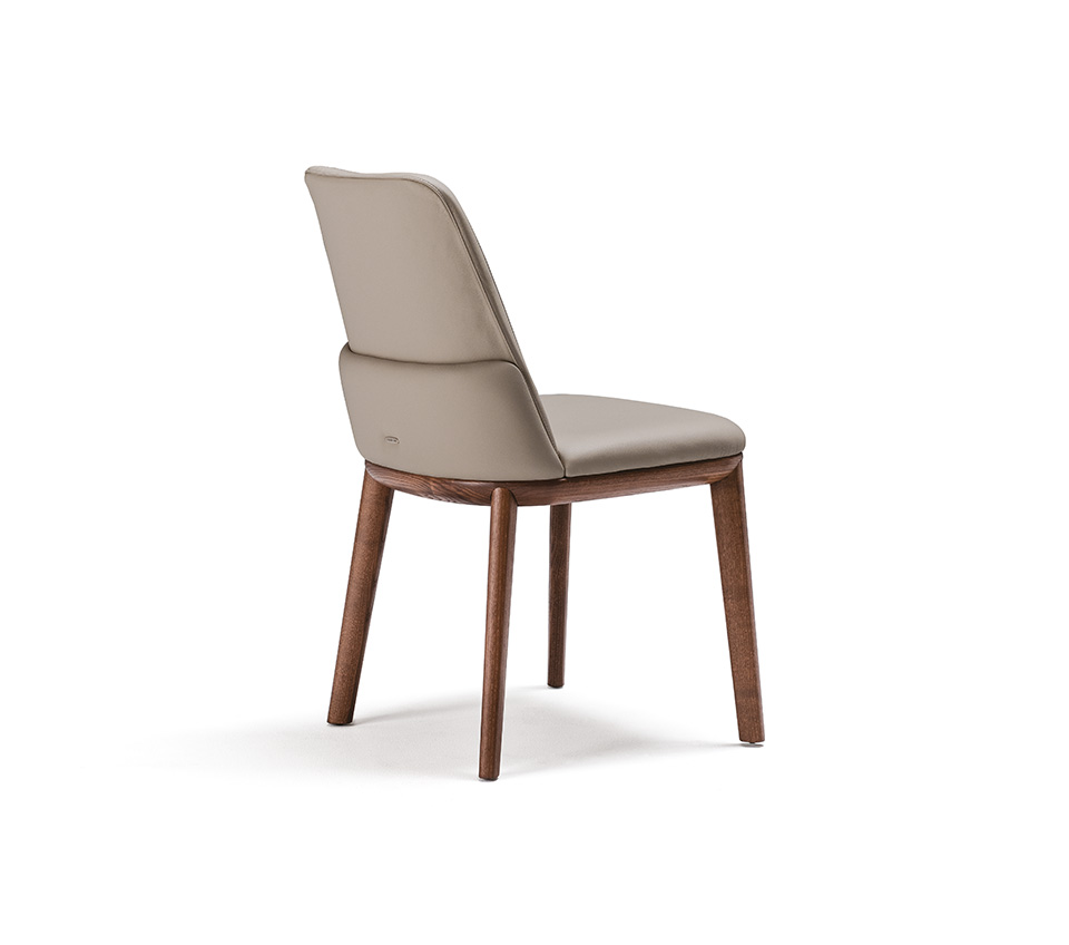 Belinda Chaise design de Cattelan Italia, élégance naturelle, structure en bois massif et assise rembourrée pour un confort absolu. Disponible chez D-Style Interior.