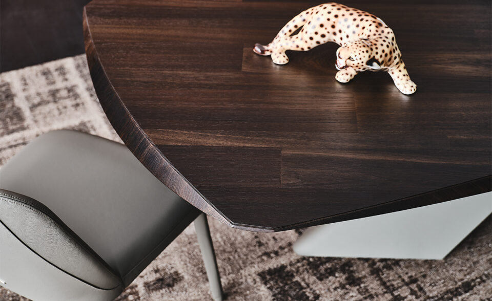 Tyron Wood table design haut de gamme avec base en acier laqué embossé par Cattelan Italia. Disponible chez D-Style Interior.