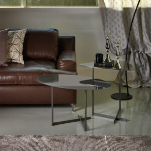 Table basse design haut de gamme Pat par Cattelan Italia, plateau verre et base acier, formes ovale et triangulaire, disponible chez D-Style Interior.