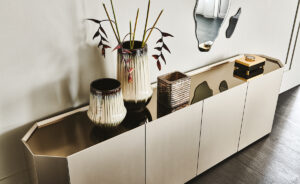 Buffet design haut de gamme Chelsea par Cattelan Italia, design Alessio Bassan aux formes géométriques avec plateau verre miroir, disponible chez D-Style Interior