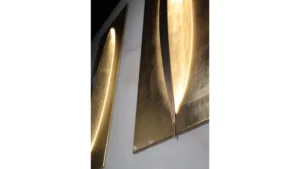 Applique murale TERRA APPLIQUE en verre extra-clair finition feuille d’or avec structure en laiton et LED intégrée par Reflex Angelo, disponible chez D-Style Interior