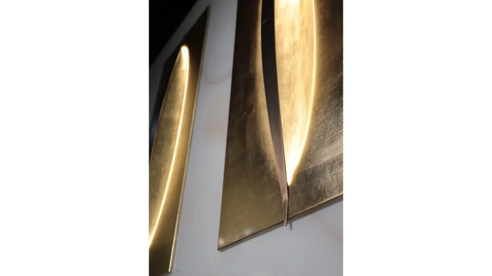 Applique murale TERRA APPLIQUE en verre extra-clair finition feuille d’or avec structure en laiton et LED intégrée par Reflex Angelo, disponible chez D-Style Interior