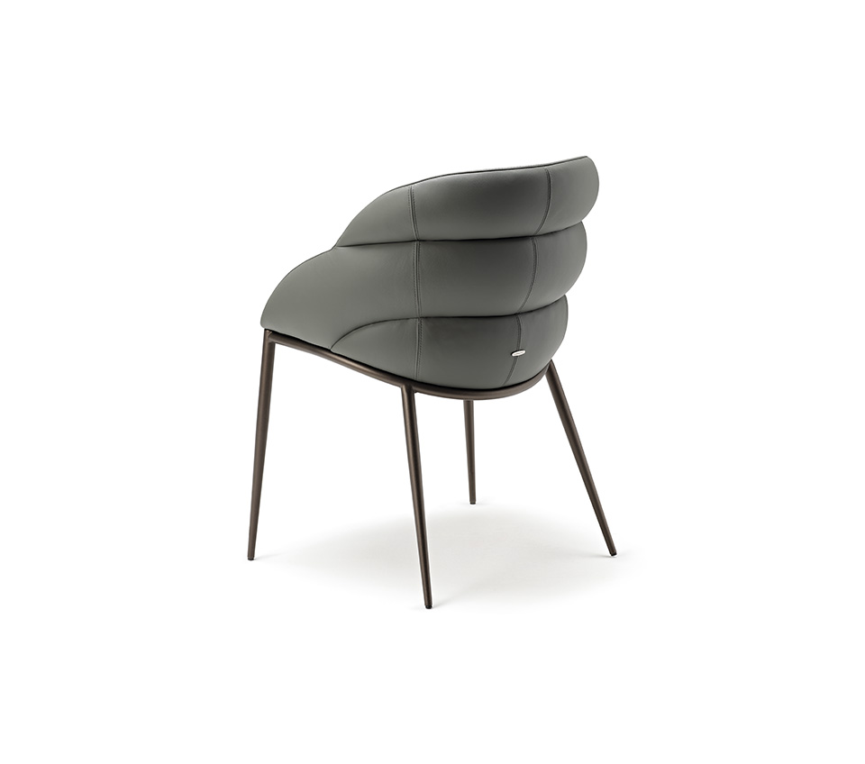 Camilla ML chaise design de Cattelan Italia : design enveloppant, structure en acier laqué et assise généreusement rembourrée pour un confort optimal. Disponible chez D-Style Interior.