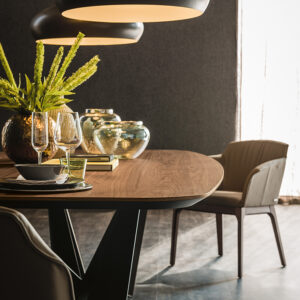 Skorpio Wood table design haut de gamme et acier laqué par Cattelan Italia, alliance parfaite entre force sculpturale et élégance naturelle. Disponible chez D-Style Interior.