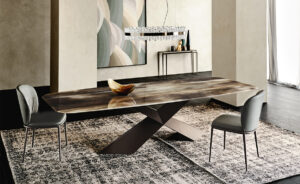Tyron Crystalart table design haut de gamme par Cattelan Italia, avec base en acier laqué embossé et finition artistique. Disponible chez D-Style Interior.