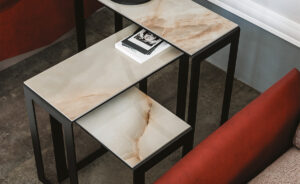 Table basse design haut de gamme Kitano par Cattelan Italia, plateau céramique Marmi et base acier laqué, disponible chez D-Style Interior.