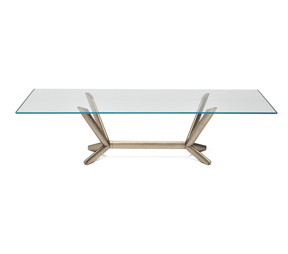 Planer table design haut de gamme aux lignes obliques et base en acier laqué, symbole du savoir-faire italien et d’une élégance intemporelle. Disponible chez D-Style Interior.