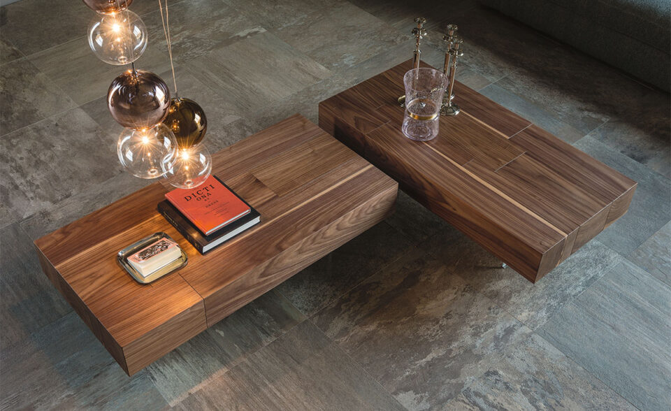 Table basse design haut de gamme Lingotto par Cattelan Italia, plateau noyer Canaletto et base méthacrylate transparent, disponible chez D-Style Interior.