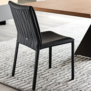 Chaise design Italia Couture en cuir matelassé signée Cattelan Italia, élégante et contemporaine, disponible chez D-Style Interior.