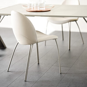Holly Chaise design élégante aux lignes courbes et raffinées, signée Cattelan Italia, alliant confort et style contemporain. Disponible chez D-Style Interior.