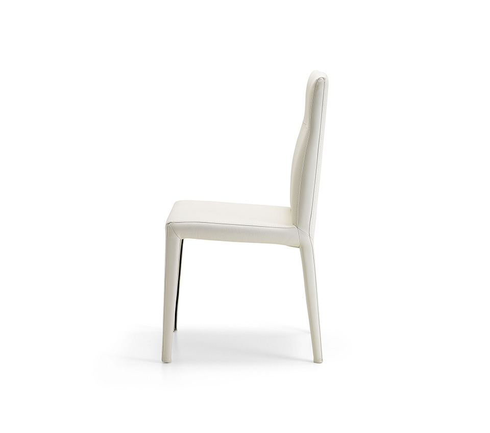 Agatha Flex Chaise design de Cattelan Italia, dotée d’un dossier flexible et d’une assise rembourrée pour un confort absolu. disponible chez D-Style Interior.