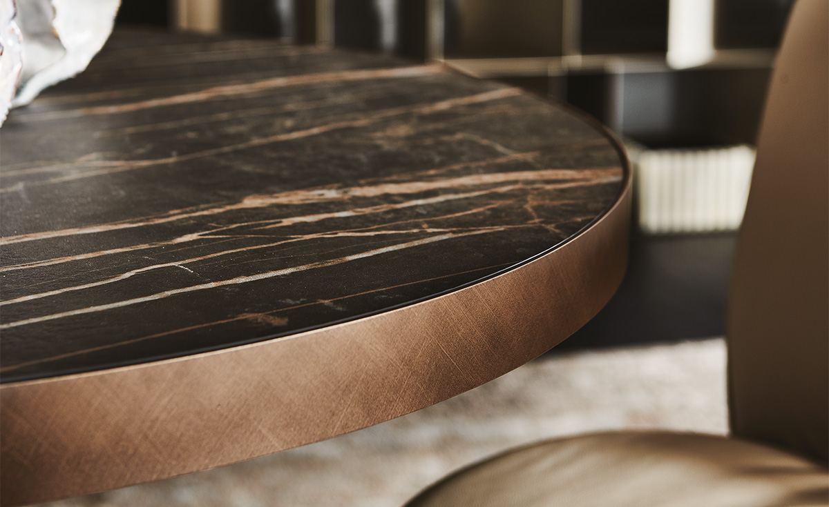 Saturno Keramik Bistrot table de Cattelan Italia incarne la pureté du design italien avec sa base conique et son plateau en céramique Marmi raffiné. Disponible chez D-Style Interior.