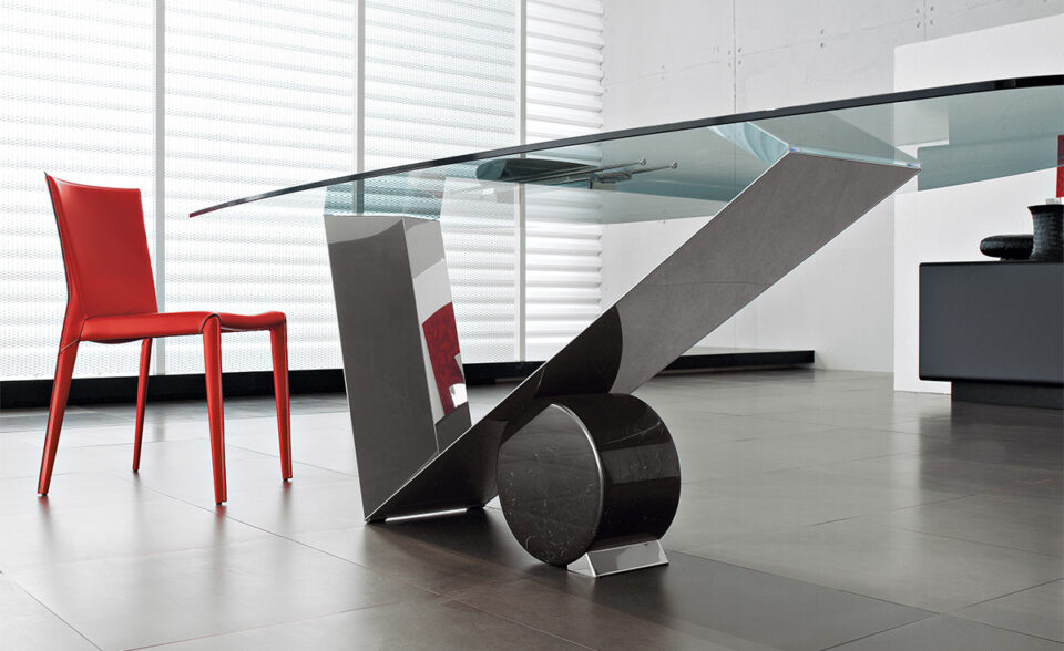 Valentinox table de Cattelan Italia, un chef-d’œuvre en verre, marbre et acier inoxydable. Élégance italienne disponible chez D-Style Interior.