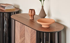 Buffet design haut de gamme Costes par Cattelan Italia, côtés verre incurvé avec inserts bronze et portes à lamelles, disponible chez D-Style Interior
