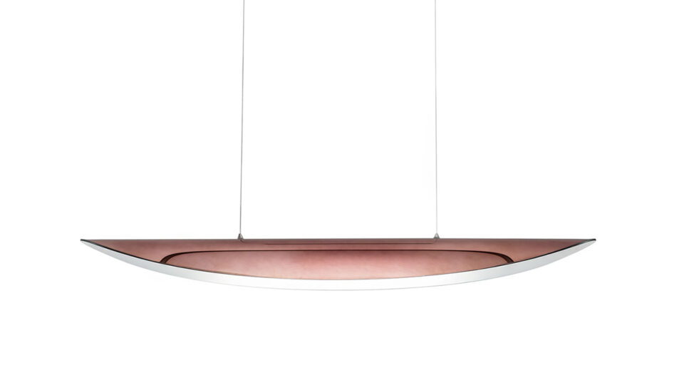 ALA LAMPADA Suspension design en acier incurvé finition cuivre foncé avec intérieur feuille d’or, design Reflex Angelo, disponible chez D-Style Interior