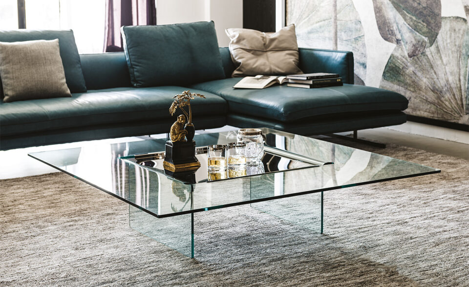 Table basse design haut de gamme Carrè par Cattelan Italia, en verre courbé avec cavité centrale carrée, disponible chez D-Style Interior.