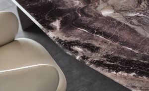 Senator table de Cattelan Italia est une sculpture fonctionnelle alliant verre artistique, métal et lumière. Une pièce iconique du design haut de gamme. Disponible chez D-Style Interior.