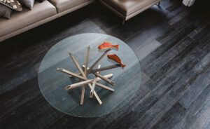 Table basse design haut de gamme Atari par Cattelan Italia, plateau verre avec base spirale bois style Mikado, disponible chez D-Style Interior.