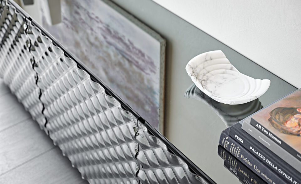 Buffet design haut de gamme Vivaldi par Cattelan Italia, verre miroir matelassé effet 3D avec reflets hypnotiques, disponible chez D-Style Interior