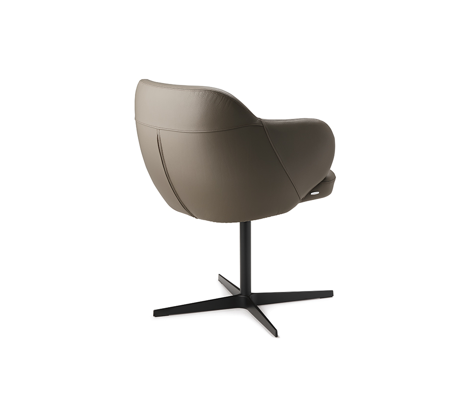 Bombè X Chaise design de Cattelan Italia : chaise design pivotante aux formes enveloppantes et finitions raffinées. Disponible chez D-Style Interior.