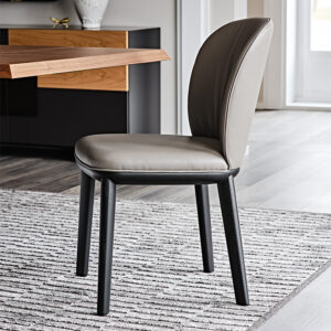 Chris Chaise de Cattelan Italia au design moderne et dossier lisse. Piètement en frêne massif et assise rembourrée confortable. Élégance et savoir-faire italien. Disponible chez D-Style Interior.