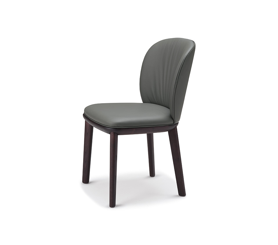 Chris Chaise de Cattelan Italia au design moderne et dossier lisse. Piètement en frêne massif et assise rembourrée confortable. Disponible chez D-Style Interior