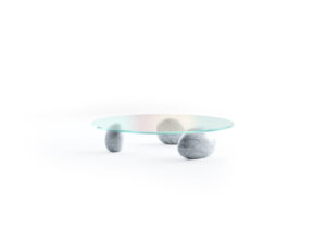 Lapis table basse d’Amura Lab marie formes organiques, marbre ou bois noble, et design italien raffiné. Une pièce sculpturale. Disponible chez D-Style Interior.