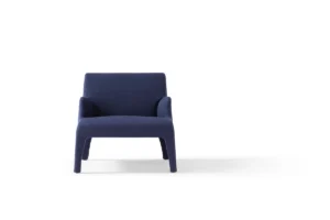 Frida fauteuil d’Amura Lab allie élégance intemporelle et confort enveloppant, sublimé par des coutures artisanales raffinées. Disponible chez D-Style Interior.