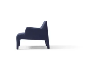 Frida fauteuil d’Amura Lab allie élégance intemporelle et confort enveloppant, sublimé par des coutures artisanales raffinées. Disponible chez D-Style Interior.