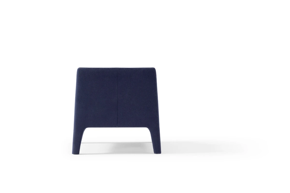 Frida fauteuil d’Amura Lab allie élégance intemporelle et confort enveloppant, sublimé par des coutures artisanales raffinées. Disponible chez D-Style Interior.