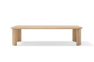 Mediterraneo table d’Amura Lab incarne l’élégance méditerranéenne à travers des formes douces et puissantes, alliant bois massif et design sculptural. Disponible chez D-Style Interior.