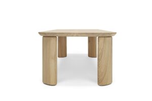 Mediterraneo table d’Amura Lab incarne l’élégance méditerranéenne à travers des formes douces et puissantes, alliant bois massif et design sculptural. Disponible chez D-Style Interior.