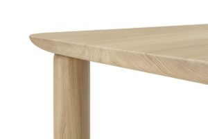 Mediterraneo table d’Amura Lab incarne l’élégance méditerranéenne à travers des formes douces et puissantes, alliant bois massif et design sculptural. Disponible chez D-Style Interior.