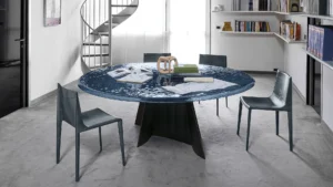 Table à manger design haut de gamme Avalon par Arketipo, base fer massif avec plateau verre trempé bleu Pacifique, disponible chez D-Style Interior