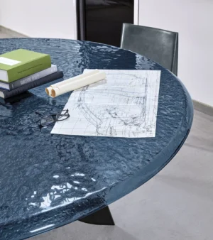 Table à manger design haut de gamme Avalon par Arketipo, base fer massif avec plateau verre trempé bleu Pacifique, disponible chez D-Style Interior