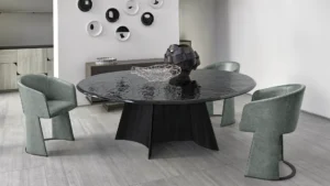Table à manger design haut de gamme Avalon par Arketipo, base fer massif avec plateau verre trempé bleu Pacifique, disponible chez D-Style Interior