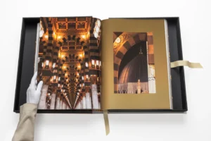 Livre design haut de gamme Al'Madinah: The City of the Prophet par Assouline, édition Ultimate sous écrin soie, disponible chez D-Style Interior.