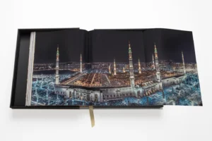 Livre design haut de gamme Al'Madinah: The City of the Prophet par Assouline, édition Ultimate sous écrin soie, disponible chez D-Style Interior.