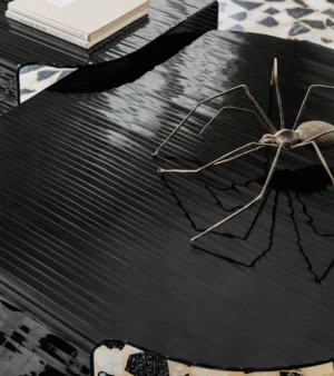 Table basse design haut de gamme Blackjoy Arketipo par Lorenzo Remedi, en verre foncé strié, disponible chez D-Style Interior.