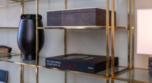 Livre design haut de gamme The Impossible Collection of Cars par Assouline, édition Ultimate sous écrin caoutchouc noir, disponible chez D-Style Interior.