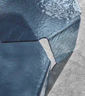 Table basse design haut de gamme Chimera Arketipo par Dainelli Studio, en verre fumé courbé et martelé, disponible chez D-Style Interior.