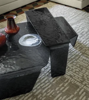 Table basse design haut de gamme Chimera Arketipo par Dainelli Studio, en verre fumé courbé et martelé, disponible chez D-Style Interior.
