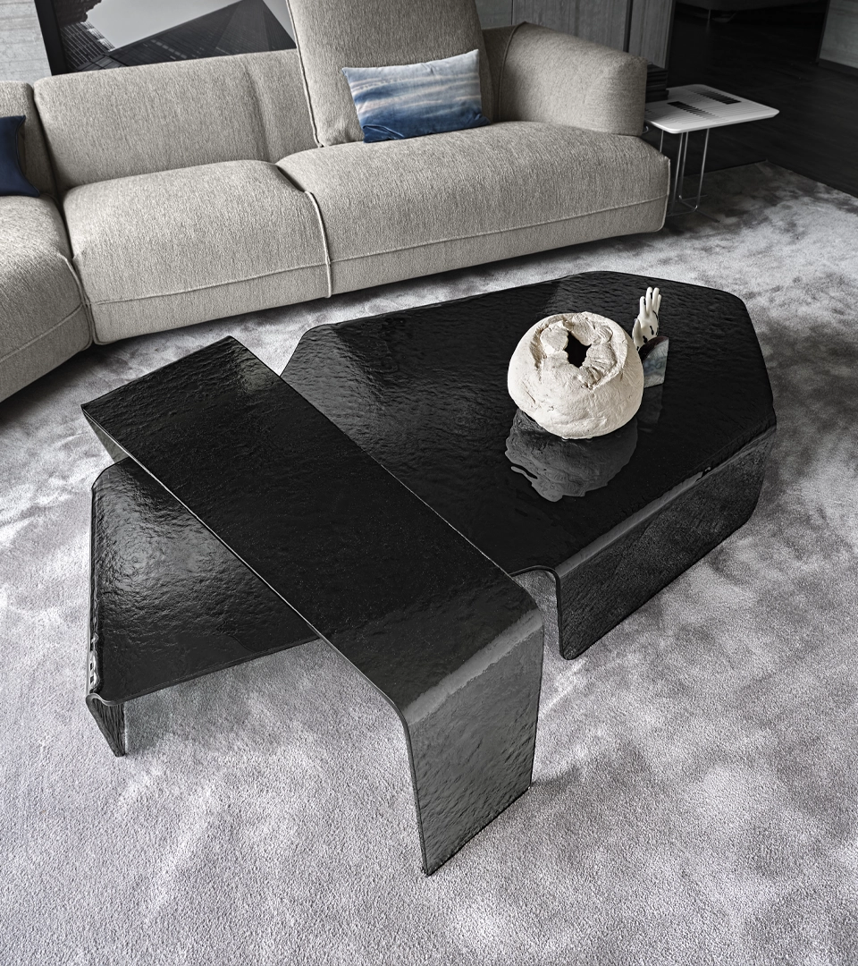Table basse design haut de gamme Chimera Arketipo par Dainelli Studio, en verre fumé courbé et martelé, disponible chez D-Style Interior.