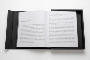 Livre design haut de gamme The Impossible Collection of Cars par Assouline, édition Ultimate sous écrin caoutchouc noir, disponible chez D-Style Interior.