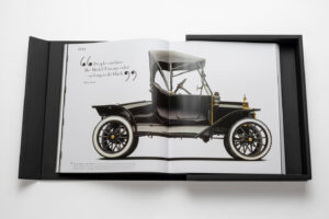 Livre design haut de gamme The Impossible Collection of Cars par Assouline, édition Ultimate sous écrin caoutchouc noir, disponible chez D-Style Interior.