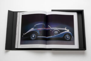 Livre design haut de gamme The Impossible Collection of Cars par Assouline, édition Ultimate sous écrin caoutchouc noir, disponible chez D-Style Interior.