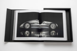 Livre design haut de gamme The Impossible Collection of Cars par Assouline, édition Ultimate sous écrin caoutchouc noir, disponible chez D-Style Interior.