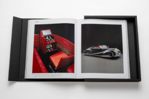 Livre design haut de gamme The Impossible Collection of Cars par Assouline, édition Ultimate sous écrin caoutchouc noir, disponible chez D-Style Interior.
